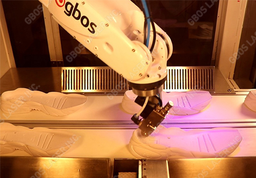 Pulvérisation de colle pour semelle de chaussure par un robot