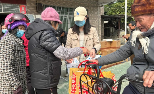 새해를 맞이하여 노인을 위한 자선 활동