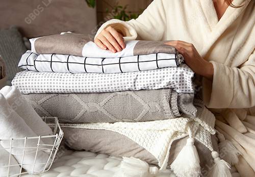 Découpe de linge de lit et de linge de maison