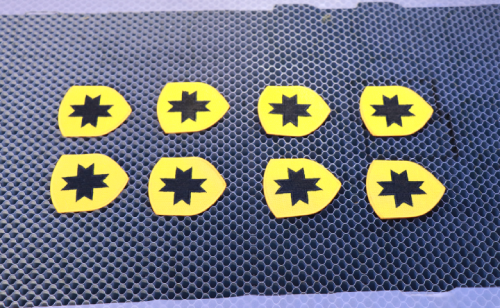 Corte a laser de logotipo monocromático